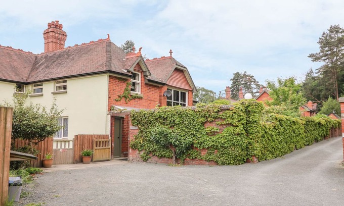 Llanwrthwl Cottage | RIVERSIDE COTTAGE, pet friendly, with a garden in Llanwrthwl