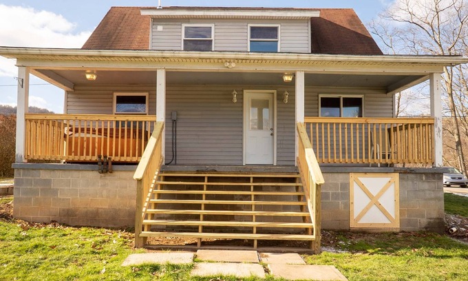 Confluence House | Riverside Cottage | 3BR,2BA, Hot Tub, Direct River Access!