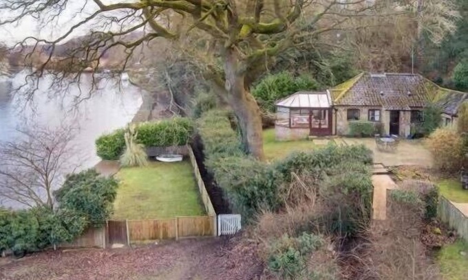 Bramerton Cottage | Riverside cottage in idyllic location with private mooring.Great for fishing!