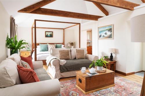 Bodmin House | Riverside cottage on private wildlife estate 3-bed