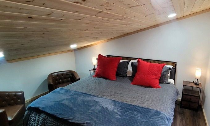 Glacier Cottage | Riverside Cottage Retreat sleeps 4 with hot tub, sauna and wifi