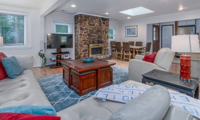 Lexington Cottage | Riverside Cottage with Canoe