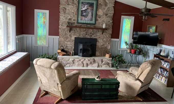 Ozark Cottage | Riverside Guest Cottage and hot tub
