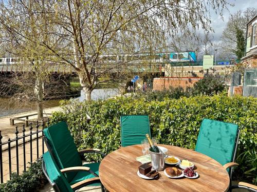 Bootham House | Riverside House - with parking