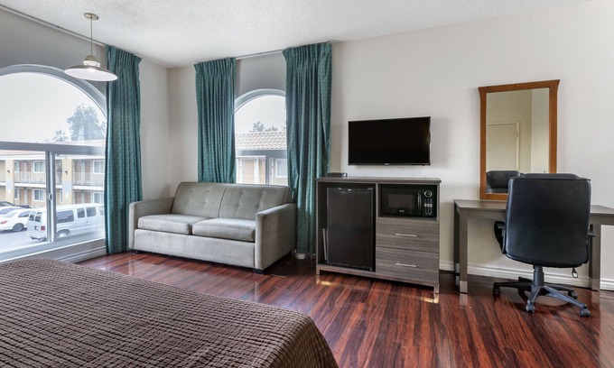 La Sierra Hotel | Riverside Inn & Suites