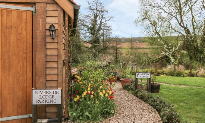 Cuckney Cottage | RIVERSIDE LODGE, with a garden in Cuckney