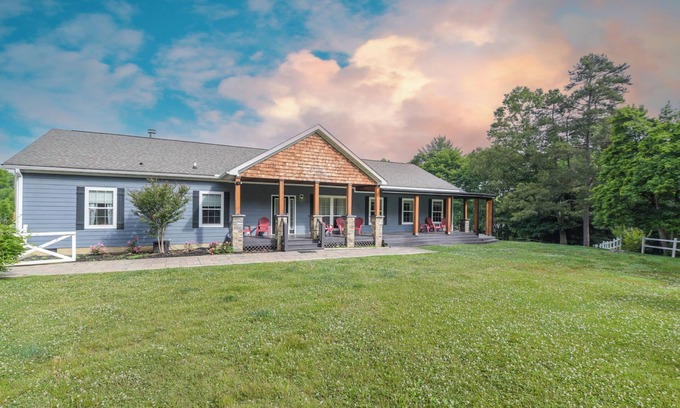 Arden House | Riverside Ranch by AvantStay | Mins to Downtown