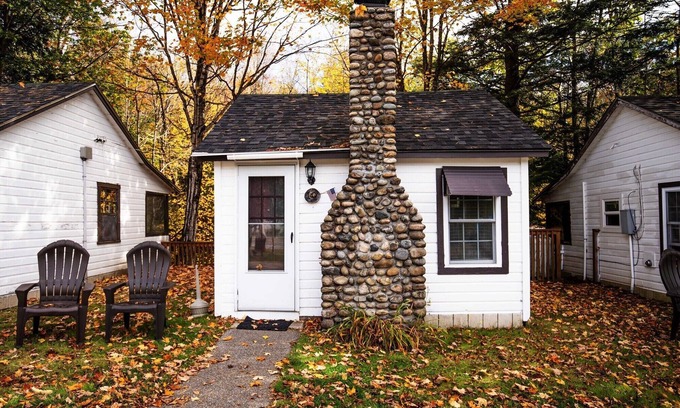 Lincoln Cabin | RIVERSIDE RELAXATION: The Basin at the PEMICABINS