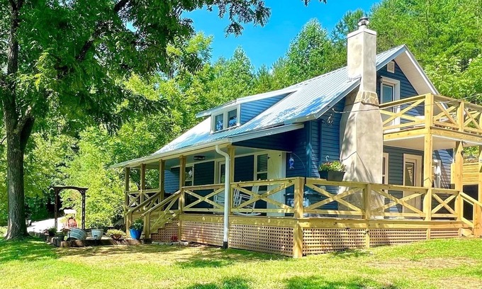 Franklin House | Riverside Relaxer Cottage w/Hot Tub+LRG deck+fireplace, w/Little TN River View