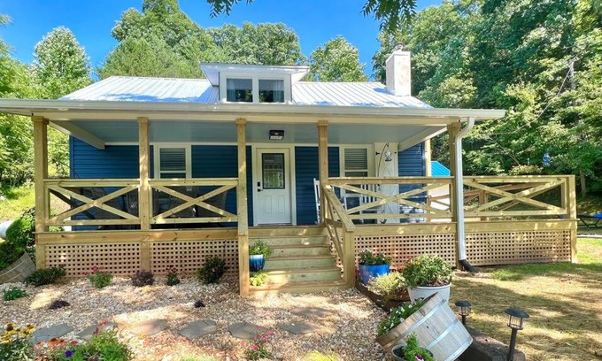 Franklin House | Riverside Relaxer w/Hot Tub+Fire Pit +Wifi & view