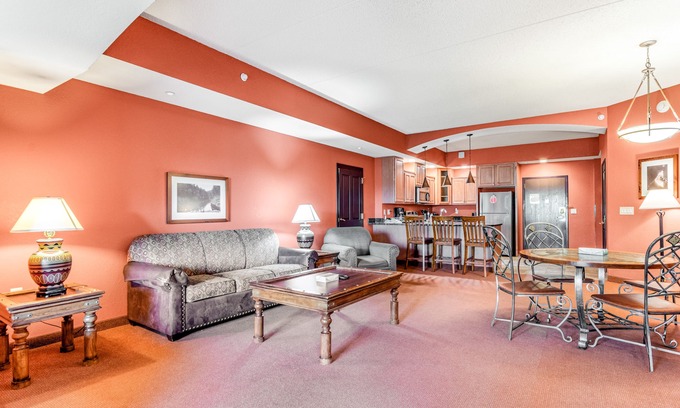 Wisconsin Dells Condo | Riverside resort condo with full kitchen, on-site golf & waterpark add-ons