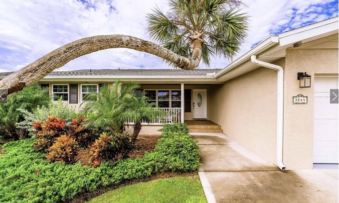 Van Valzah House | Riverside Retreat- 3/3 with pool, dock, grill 2 block walk to the beach!