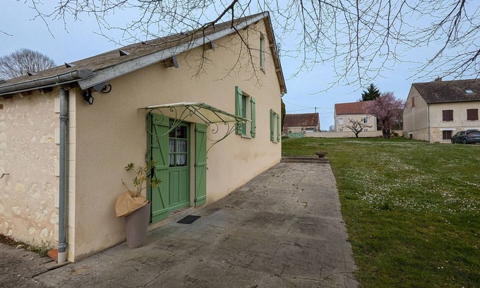 Martizay Cottage | Riverside Retreat: Cozy Cottage with Terrace, Close to Nature Park & Thermal Spa