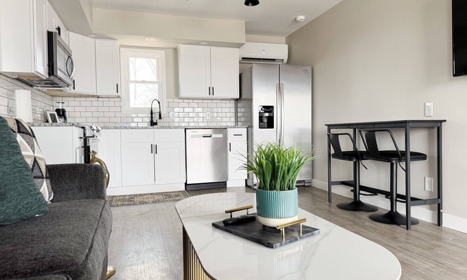 Newburgh Apartment | RiverStone Retreat E