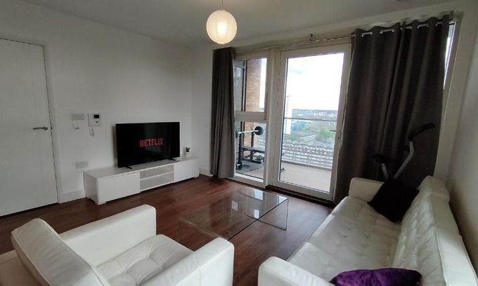 Evelyn Apartment | Riverview Amazing 2Bed 2Bath Apt wParking Sleeps 6 Comfortably