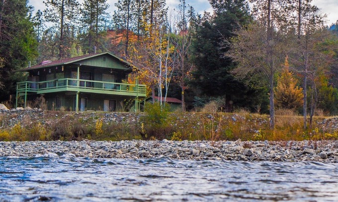 Junction City House | RiverView Cabin steps from the Trinity River and 10-minutes from Weaverville