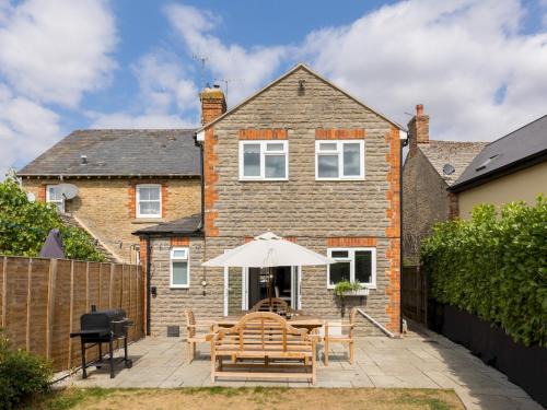 Lechlade House | Riverview House Family home Large garden Pass the Keys