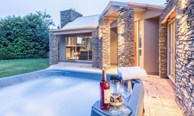 Arthur's Point House | Riverview Retreat