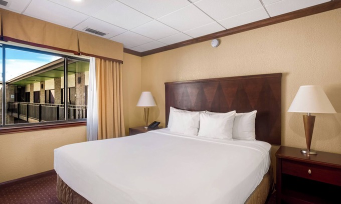 Main - Military Plaza House | RiverWalk Plaza - Executive Suite