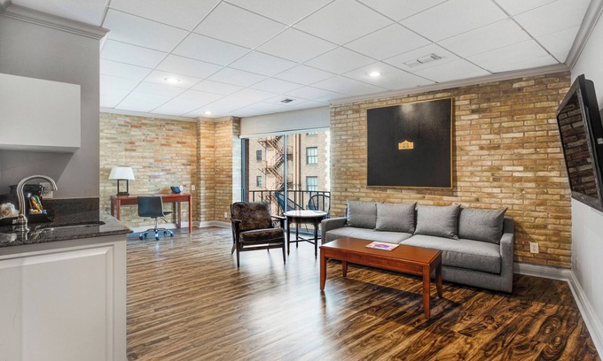 Main - Military Plaza House | RiverWalk Plaza - Presidential Suite