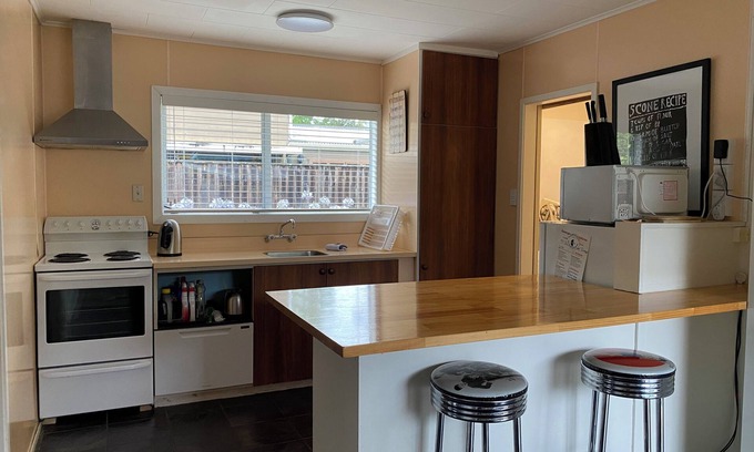 Turangi House | Riverway Lodge 5 Bedroom, 2 kitchens, 3 Bathroomsn
