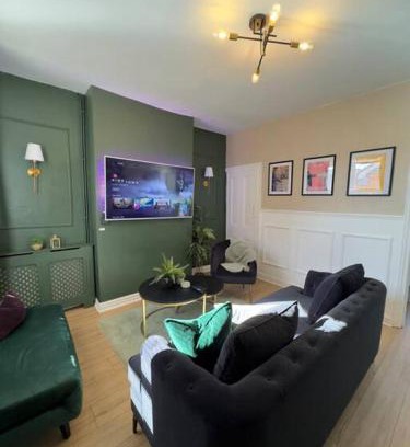 Cradley House | RNM - Business Contractors Ready! 3 Bedrooms, Efficient Savings! Entire House,Smart Tv, 2 Lounges, Dining Area, Private Gated Parking, Easy Access, Close to M5, Train Station, Bus Routes, Kitchen and Washroom plus amenities included!