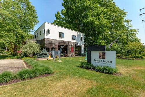 Saugatuck House | Roan & Black - Dog Friendly - Above one of the best contemporary galleries in West Michigan