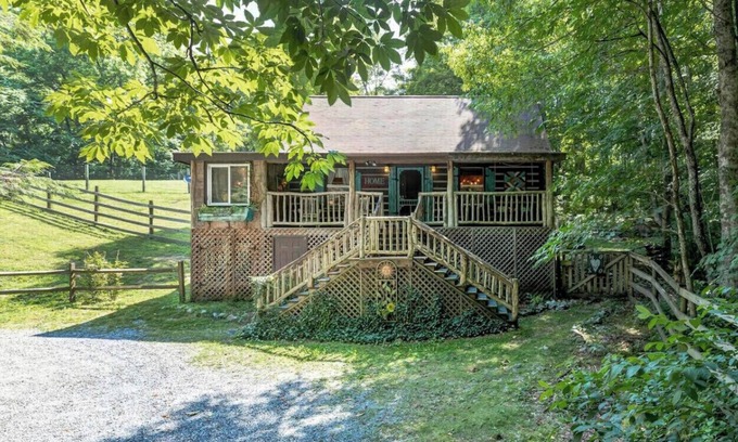 Hampton Cabin | Roan Mountain Charming Cabin Hot Tub Close to Hiking Dogs Welcome