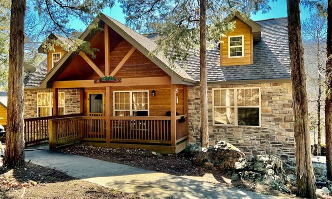 Branson West Cabin | “Roark Lodge” in Branson | Sleeps 6 & 7 min to SDC