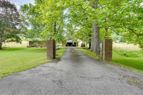 Robbinsville House | Robbinsville Retreat - Creekside Home with Deck!