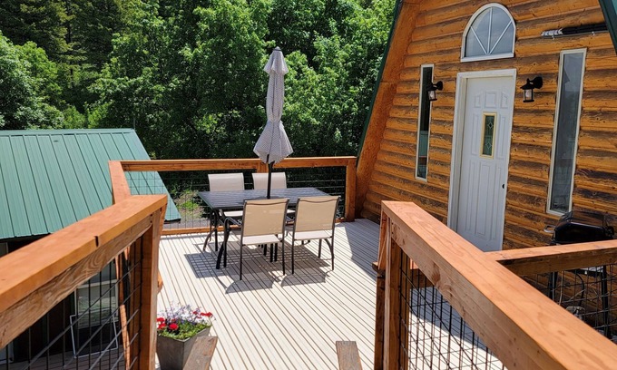 Lava Hot Springs Cabin | Robies Roost Guesthouse - Cabin in the Woods!