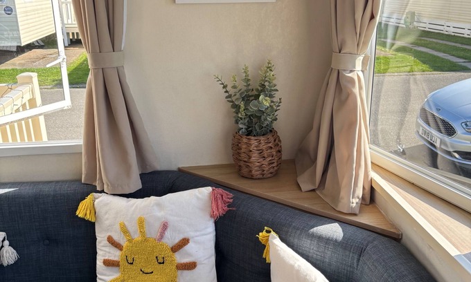 Rhyl Ski Chalet | Robin Hood 3-bed Caravan, Sleeps 8, Pet Friendly