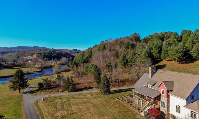 Jefferson House | Robin Hoods Retreat - Luxury home, walk to river, hot tub, fire pit!