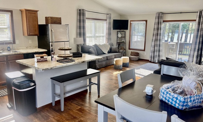 Friendship House | ROBINS NEST FRIENDSHIP LAKEHOUSE RETREAT