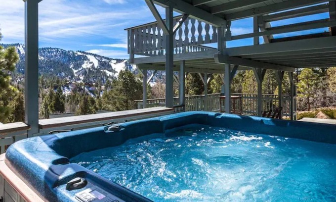 Upper Moonridge Ski Chalet | "Robins Nest" Slope Views, spa, pets ok.