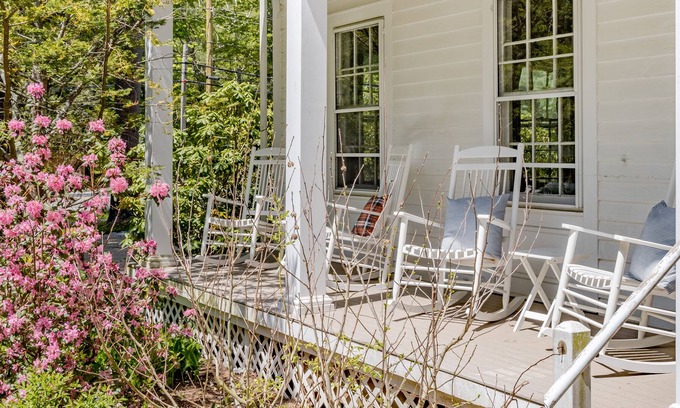 Egremont House | Robin’s Retreat by AvantStay | Carriage House at Historic Inn: Barn, Pub, Farm!