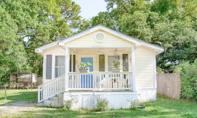 Mobile Cottage | Robinson Bayou's Blue Door Cottage