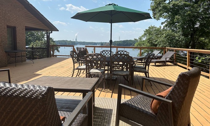 Mount Mourne House | Robyn's Nest - Lovely Lakefront Property with Expansive View