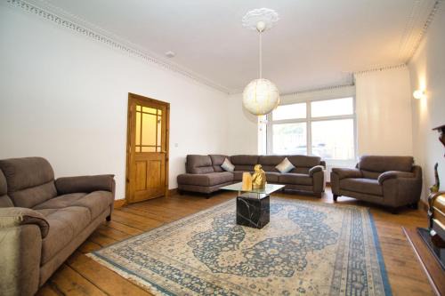 Wainscot House | Rochester - Large Private Lounge - Bedroom With En Suite Shower - Large Dining Area - Kitchen - Very Close To Town Centre - Wifi - Off Street Parking