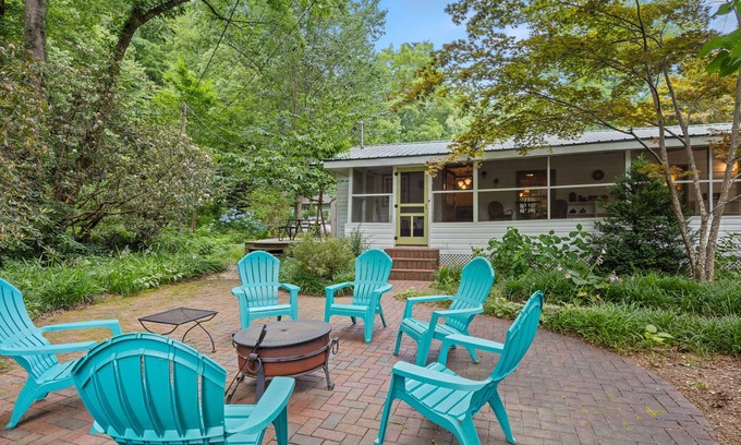 Chimney Rock House | Rock Base - Dog Friendly - Fire Pit - Internet - Walk to downtown - Mr. Lake Lure Vacation Rentals