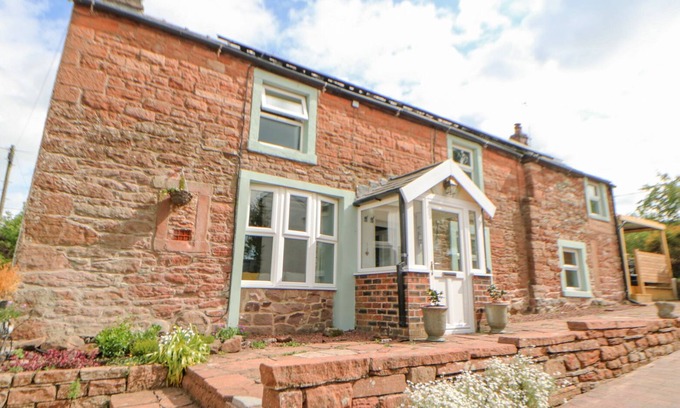 Penrith Cottage | ROCK COTTAGE, pet friendly, with hot tub in Penrith