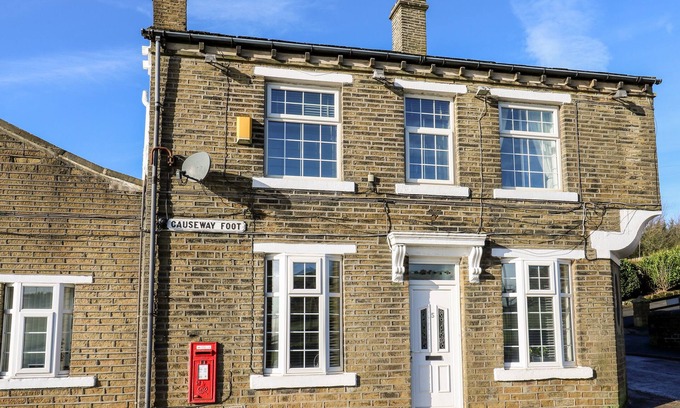 Ogden House | ROCK HOLLOW, with a garden in Halifax