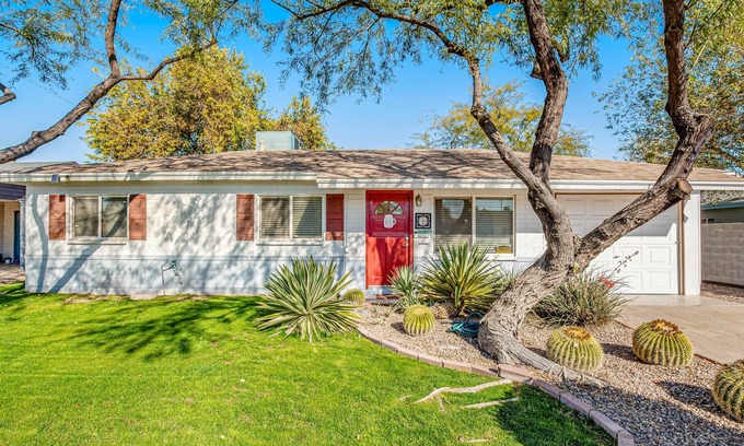 Cavalier Vista House | Rock 'n roll-themed home with great yard & patio - walk to Old Town Scottsdale