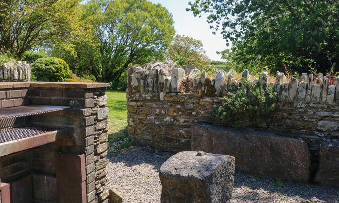 Noss Mayo Cottage | ROCK POOL COTTAGE, pet friendly, with a garden in Noss Mayo