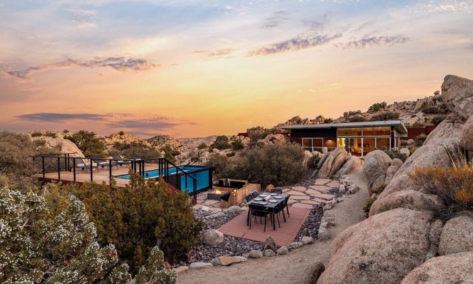 Yucca Valley House | Rock Reach House by Fieldtrip | Boulders + Views