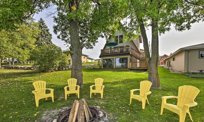 Newville Cabin | Rock River Waterfront Cabin: Dock & Game Room!