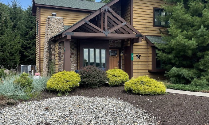 Lake Harmony House | Rock's Ridge: Summer at the Lake, Winter on the Slopes, HotTub, Linens Included!