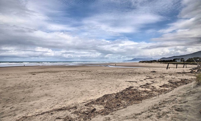 Rockaway Beach Apartment | Rockaway Beach Condo - Beach Access Nearby!