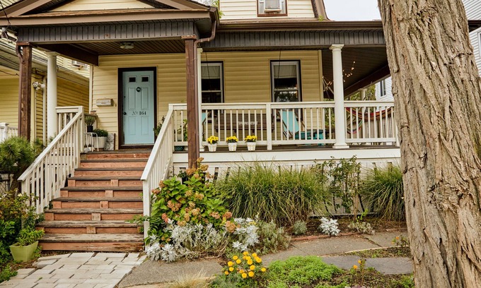 Queens House | Rockaway Retreat House