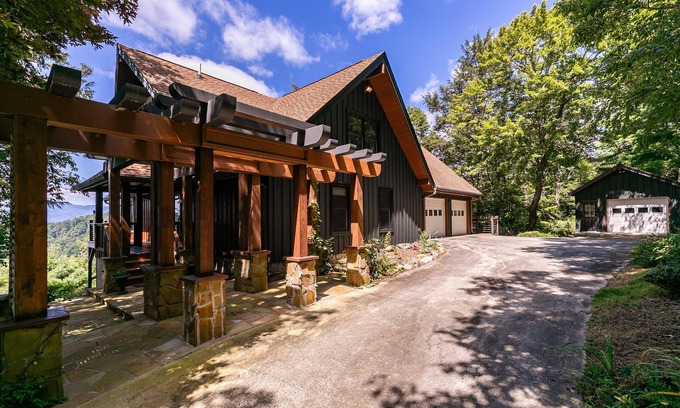 Apple Ridge House | Rockcliff Retreat - 4BR, 3BA - 15min To Blowing Rock - Mountain Views
